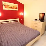 With Parking Space Stanici, - 10324 أوميس