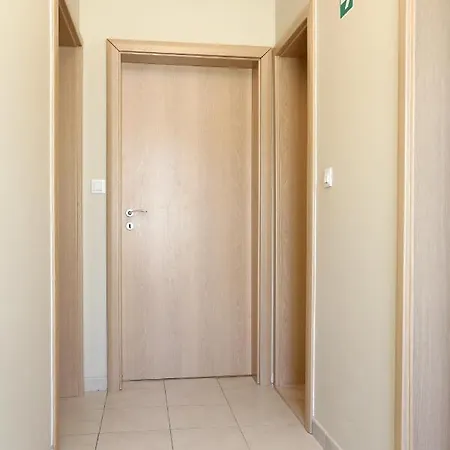 With Parking Space Stanici, - 10324