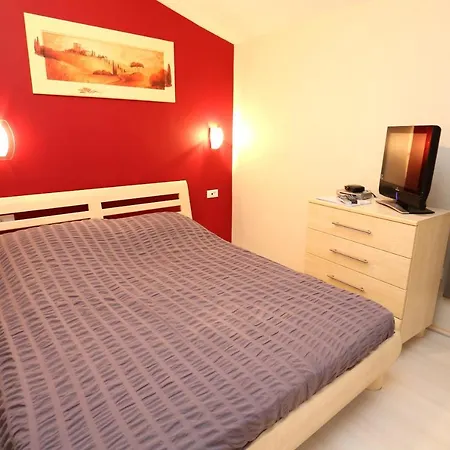 With Parking Space Stanici, - 10324 אומיס